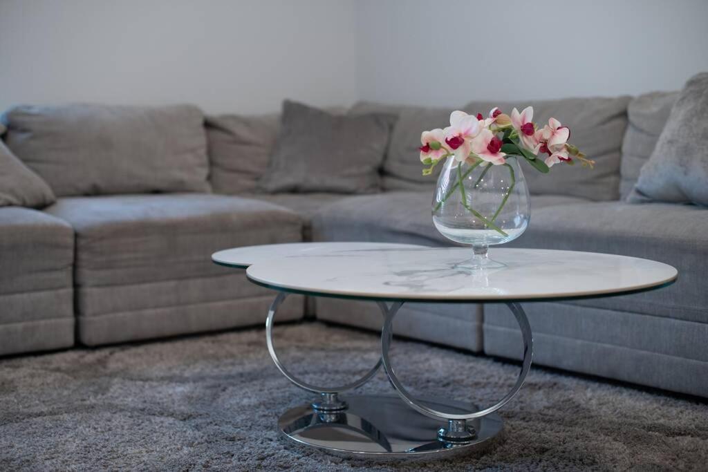 Luxurious Oak Park Apartment By Polo Apartments Kaunas Luaran gambar