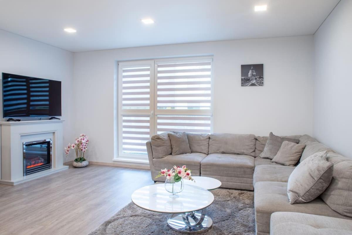 Luxurious Oak Park Apartment By Polo Apartments Kaunas Luaran gambar